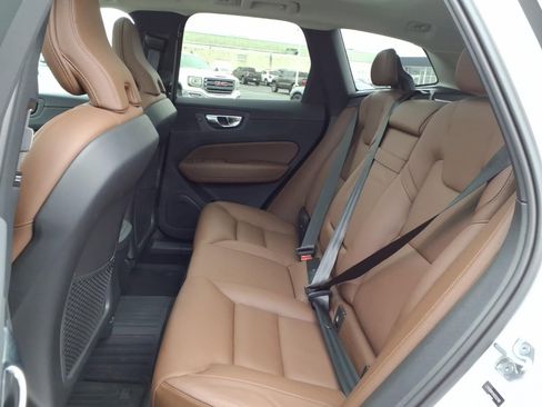 Used 2019 Volvo XC60 T5 Momentum w/ Premium Package image 15
