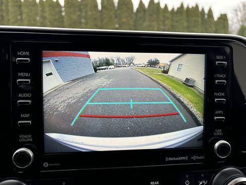 Used 2021 Toyota Highlander XLE image 28