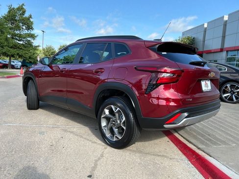 Used 2025 Chevrolet Trax LT FWD image 8