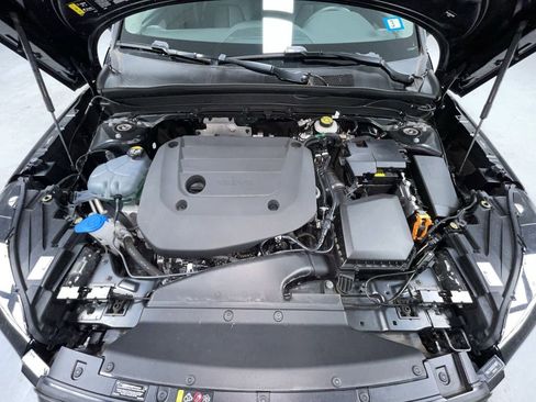 Used 2025 Volvo XC40 B5 Plus image 12