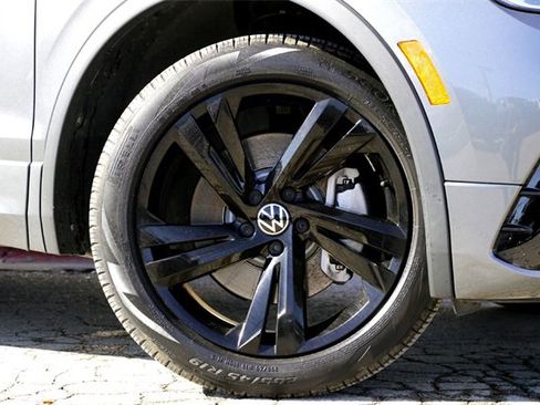Used 2023 Volkswagen Tiguan SE R-Line image 2
