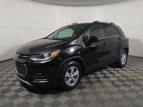 Used 2020 Chevrolet Trax LT w/ LT Convenience Package FWD image 2