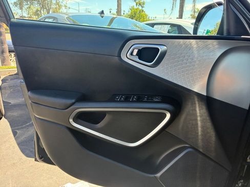 Used 2025 Kia Soul LX w/ LX Technology Package image 18