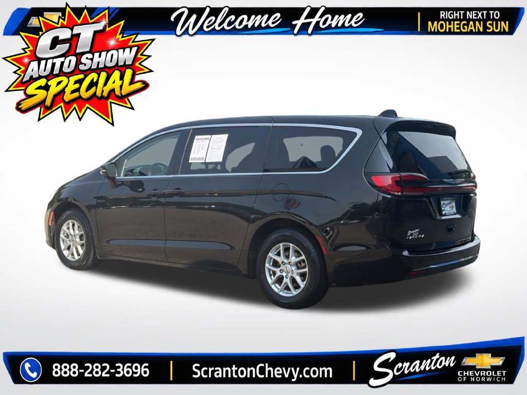 Used 2023 Chrysler Pacifica Touring-L FWD image 4