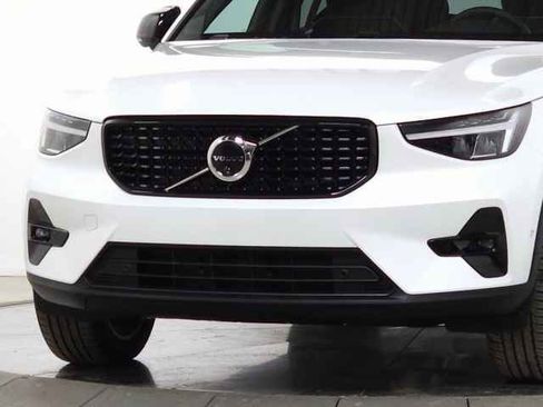 Certified 2025 Volvo XC40 B5 Plus image 3
