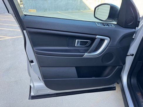 Used 2019 Land Rover Discovery Sport SE image 10