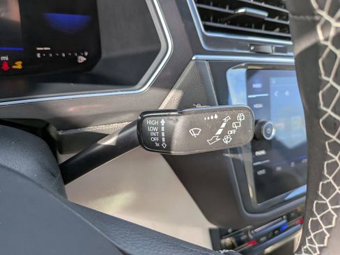 Used 2023 Volkswagen Tiguan SE w/ Panoramic Sunroof Package FWD image 29