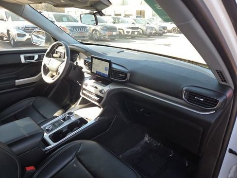 Used 2022 Ford Explorer XLT w/ Equipment Group 202A image 12
