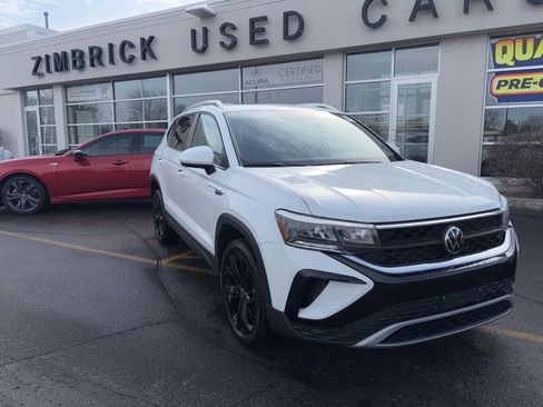 Certified 2022 Volkswagen Taos SE w/ Panoramic Sunroof Package image 1