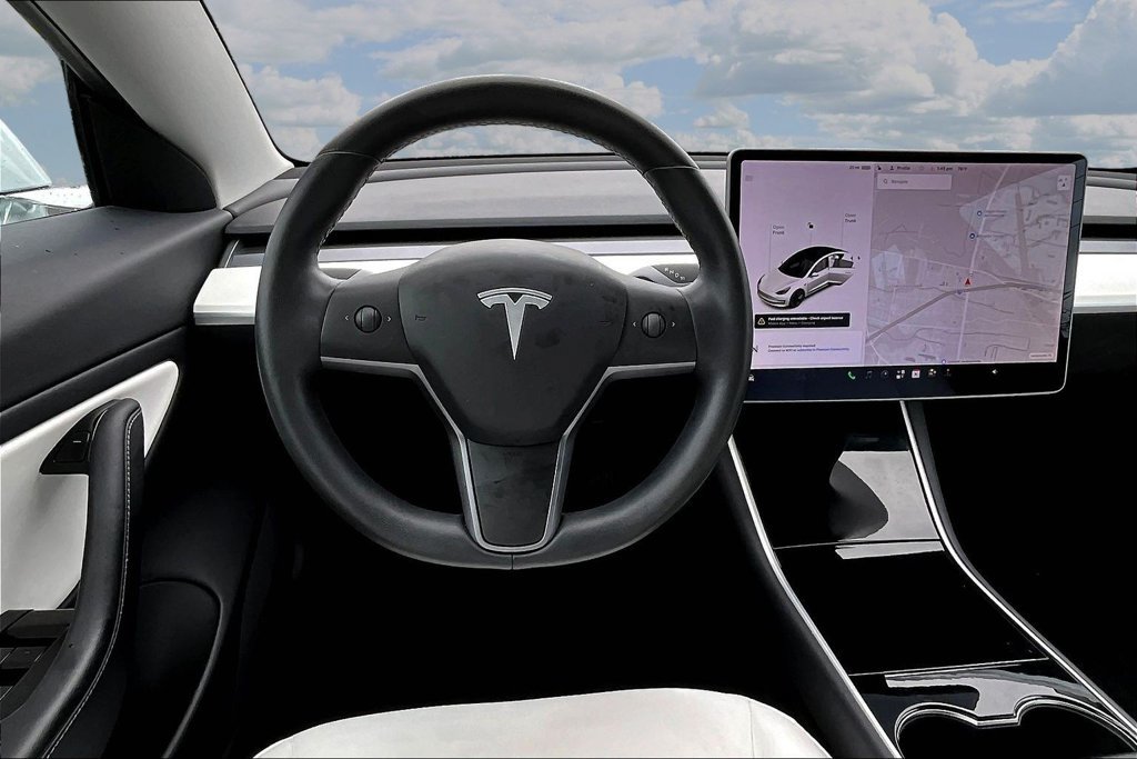 Used 2020 Tesla Model 3 Standard Range Plus RWD image 8