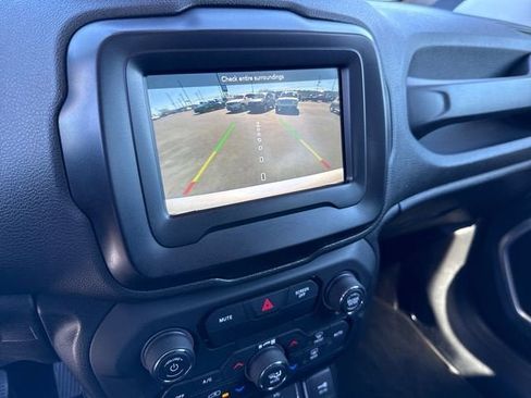 Used 2019 Jeep Renegade Latitude FWD image 19