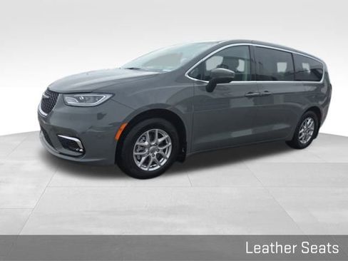 Used 2023 Chrysler Pacifica Touring-L image 11