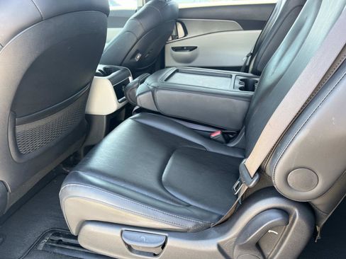 Used 2023 Kia Carnival LX FWD image 17