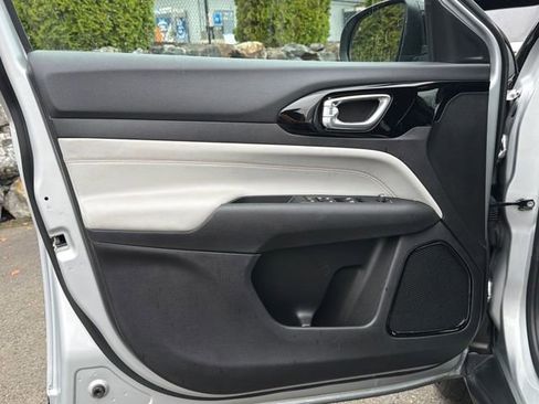 Used 2024 Jeep Compass Limited image 19