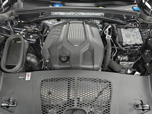 Certified 2025 Porsche Macan AWD/4WD image 33