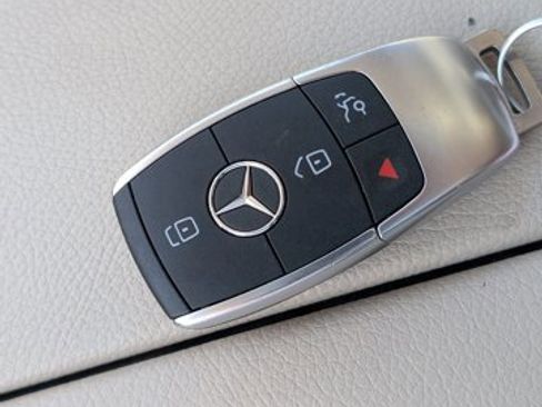 Used 2021 Mercedes-Benz GLC 300 image 28