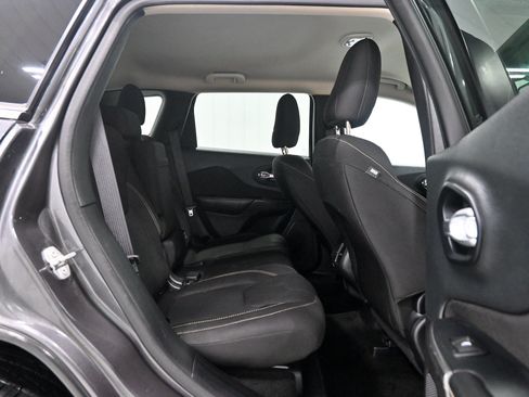 Used 2015 Jeep Cherokee Latitude w/ Cold Weather Group AWD/4WD image 27