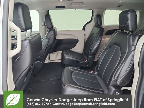 Certified 2024 Chrysler Pacifica Touring-L image 30