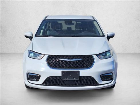 Used 2023 Chrysler Pacifica Touring-L FWD image 2