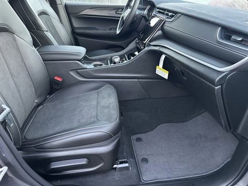 New 2025 Jeep Grand Cherokee Altitude image 13