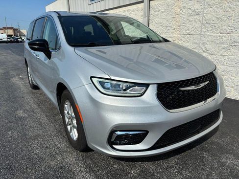 Used 2024 Chrysler Pacifica Touring-L FWD image 2