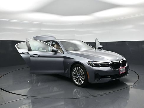 Used 2022 BMW 530e w/ Convenience Package RWD image 27