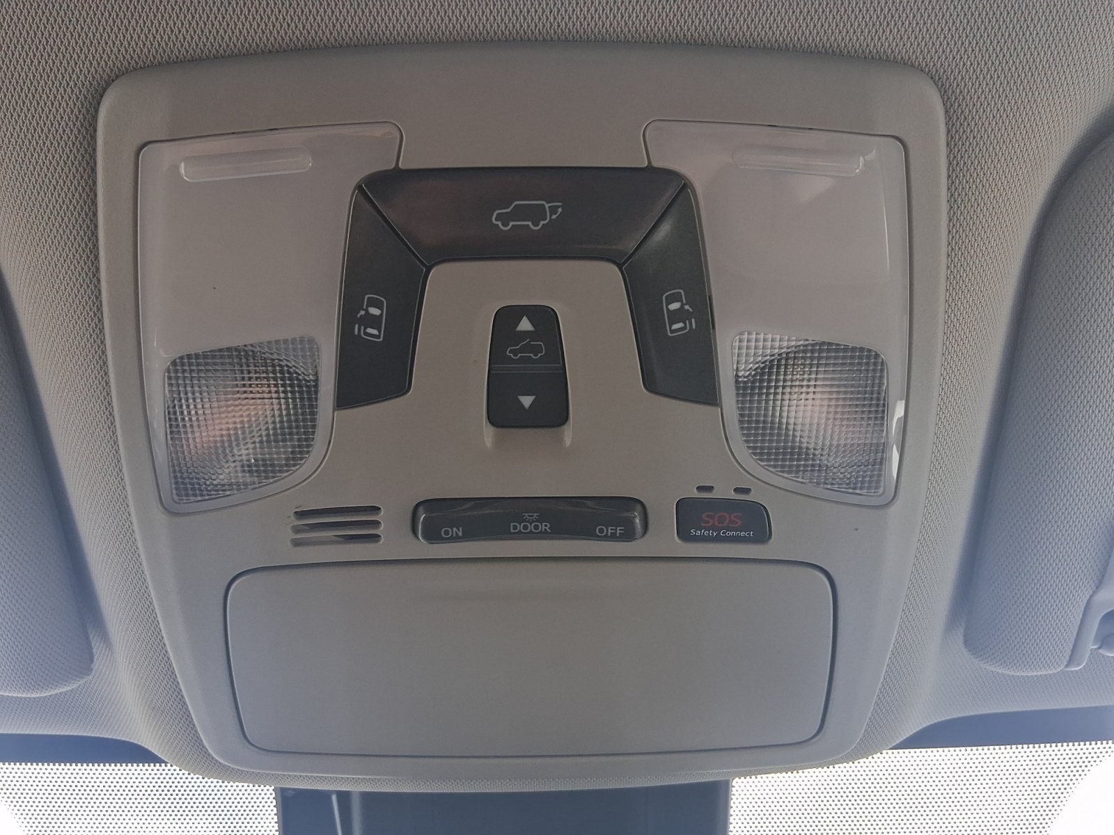 Used 2020 Toyota Sienna XLE w/ XLE Navigation Package FWD image 17