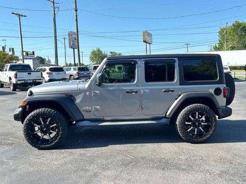 Used 2018 Jeep Wrangler Unlimited Sport S AWD/4WD image 3