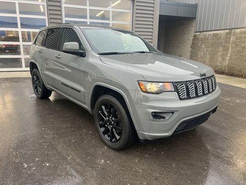 Used 2022 Jeep Grand Cherokee Laredo X image 3