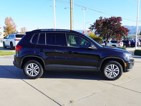 Used 2017 Volkswagen Tiguan S image 9