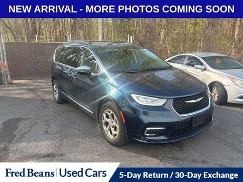 Used 2023 Chrysler Pacifica Limited image 3