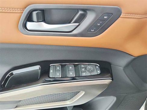 Used 2025 Nissan Pathfinder Platinum w/ Black Appearance Package image 39