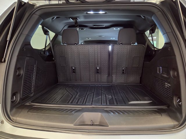 Used 2026 Chevrolet Suburban LS RWD image 16