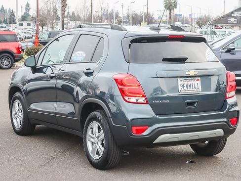 Certified 2022 Chevrolet Trax LT w/ LT Convenience Package image 2