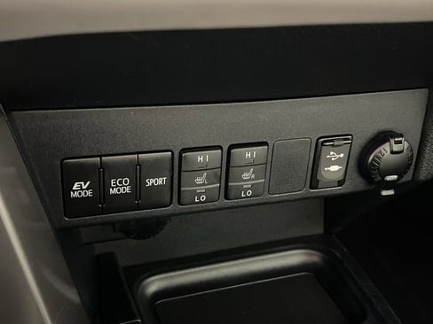 Used 2018 Toyota RAV4 Limited image 33