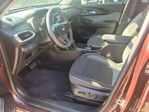 Used 2022 Chevrolet TrailBlazer LT w/ Driver Confidence Package FWD image 2