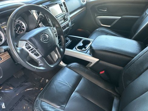 Used 2017 Nissan Titan SL image 10