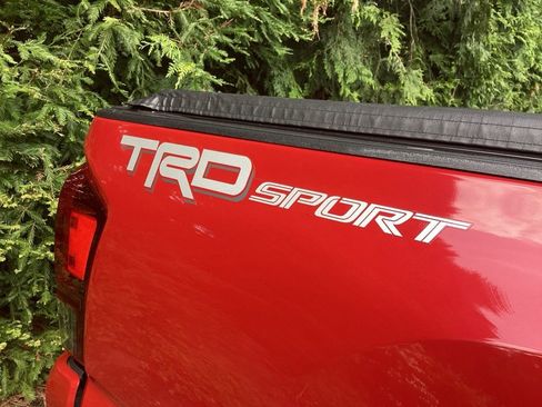 Used 2018 Toyota Tacoma TRD Sport w/ TRD Premium Sport Package RWD image 13