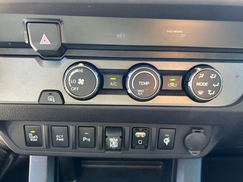 Used 2019 Toyota Tacoma TRD Sport w/ Technology Package image 26