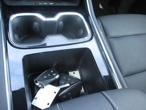 Used 2025 Chevrolet Traverse LT image 17