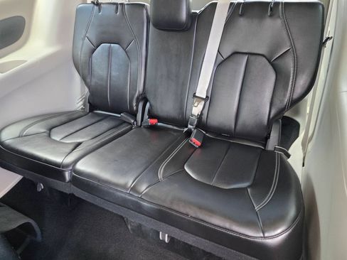 Used 2024 Chrysler Pacifica Limited FWD image 36