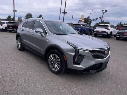 Used 2024 Cadillac XT4 Premium Luxury image 2