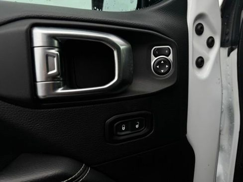 Used 2018 Jeep Wrangler Unlimited Sahara image 14