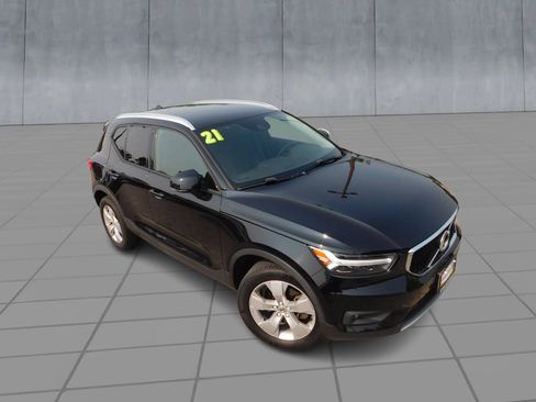 Used 2021 Volvo XC40 T4 Momentum FWD image 2