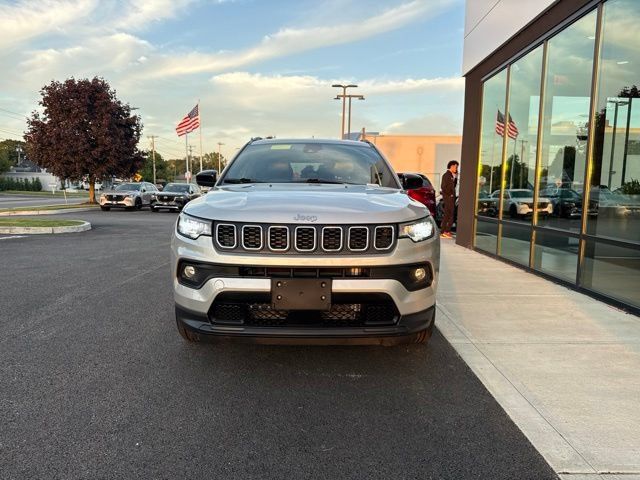 Used 2024 Jeep Compass Latitude AWD/4WD image 7