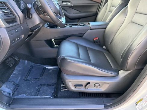 Used 2023 Nissan Rogue SV w/ SV Premium B Package image 17