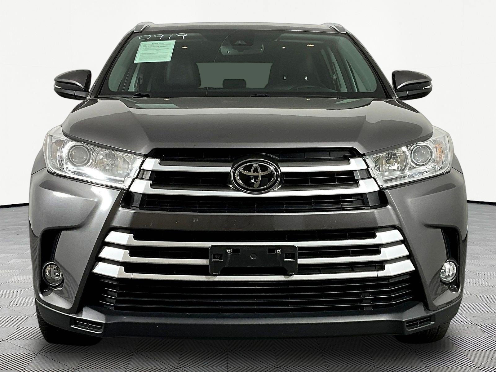 Used 2017 Toyota Highlander XLE AWD/4WD image 2