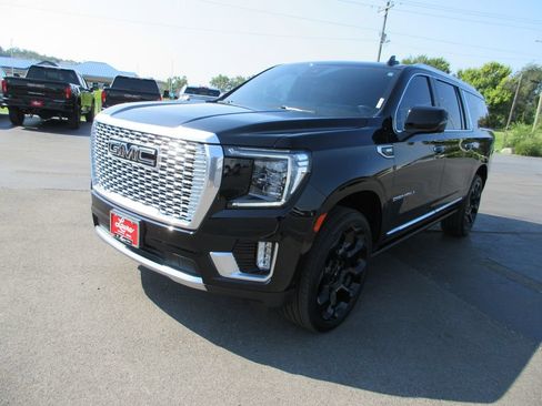 Used 2024 GMC Yukon XL Denali w/ Denali Reserve Package AWD/4WD image 11