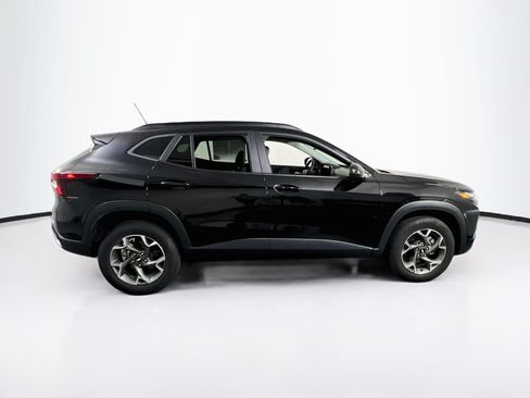 Used 2024 Chevrolet Trax LT w/ Sunroof Package FWD image 4