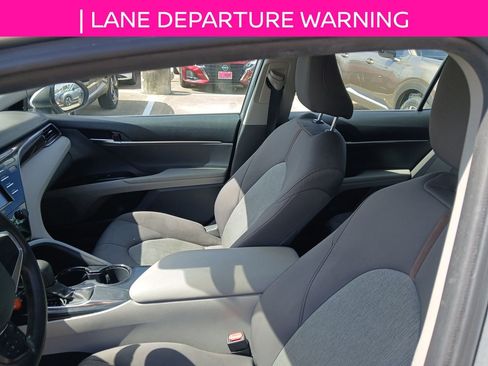 Used 2020 Toyota Camry LE image 10